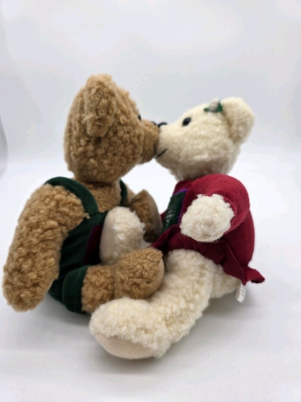Hallmark Kiss Kiss Mistletoe Magnetic Kissing Teddy Bear Pair Christmas Plush - Picture 15 of 15